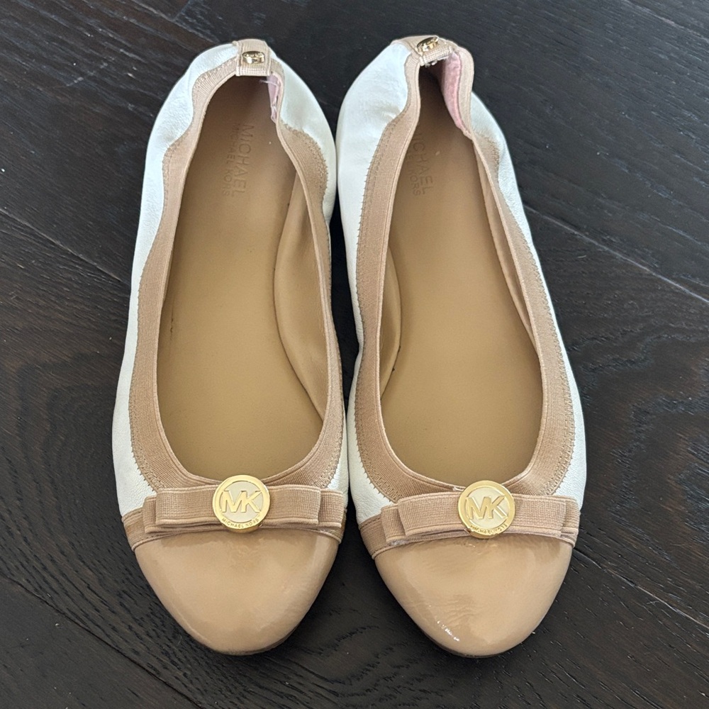 Michael Kors sz 9 Flats Cream and Tan Ballet Flat with Gold Accent